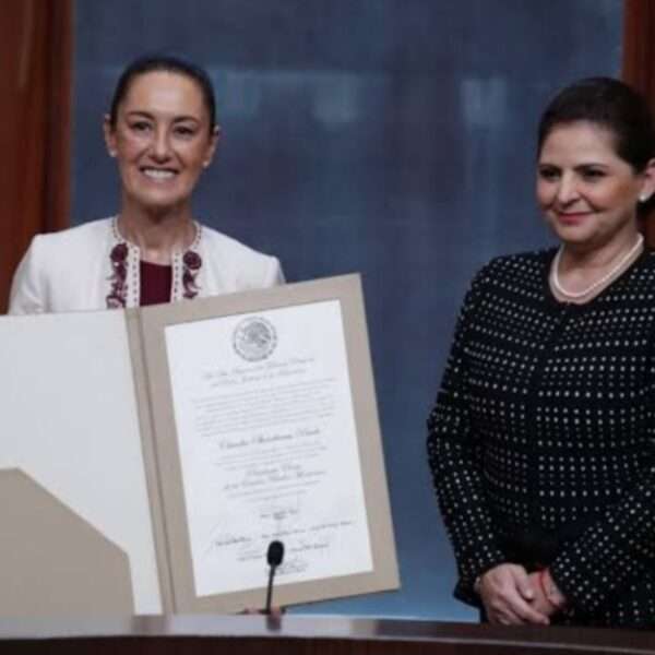 Claudia Sheinbaum recibe constancia como primera mujer presidenta electa