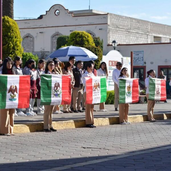 CONMEMORAN EN IXTACUIXTLA EL DÍA DE LA BANDERA MEXICANA