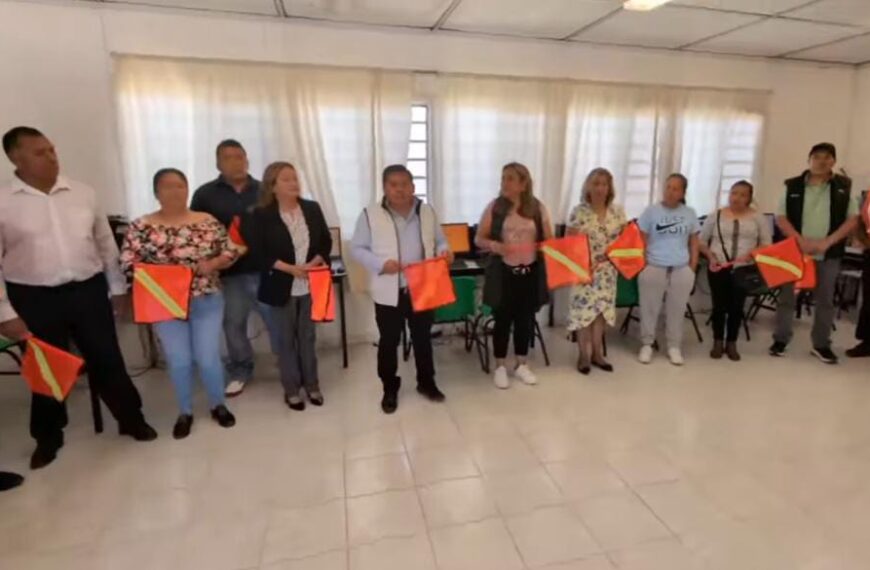 ALCALDE DE XALTOCAN ENTREGA 10 COMPUTADORAS EN PRIMARIA DE SANTA BÁRBARA