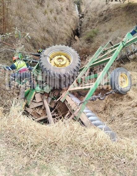 Campesino muere aplastado por su propia máquina agrícola tras caer a una barranca en Nanacamilpa