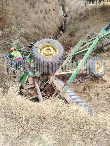 Campesino muere aplastado por su propia máquina agrícola tras caer a una barranca en Nanacamilpa