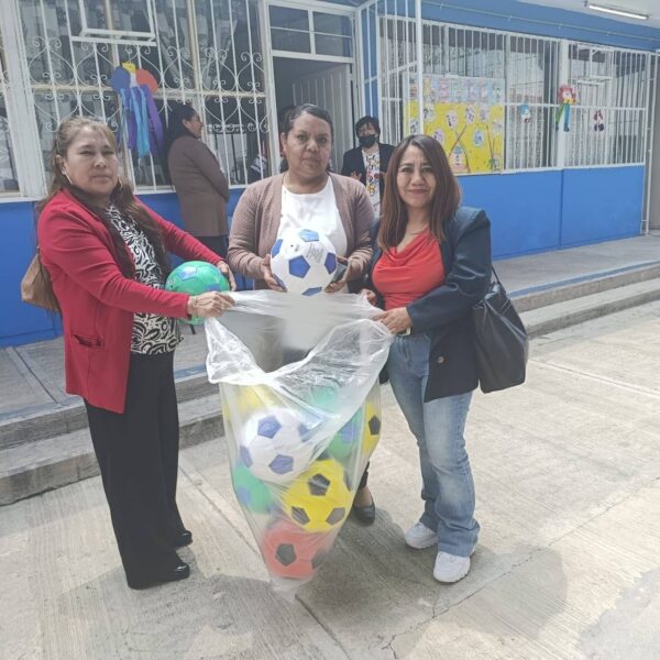 Españita fortalece educación y deporte con entrega de material a escuela primaria