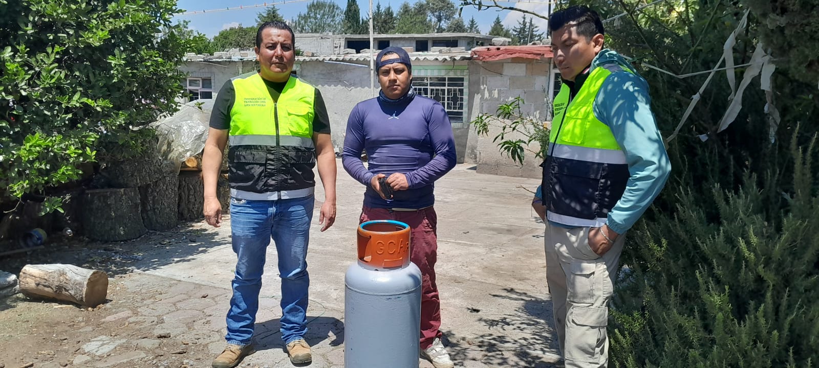 Entrega de tanque de gas fortalece apoyo a familia afectada por incendio en San Lucas Tlacochcalco