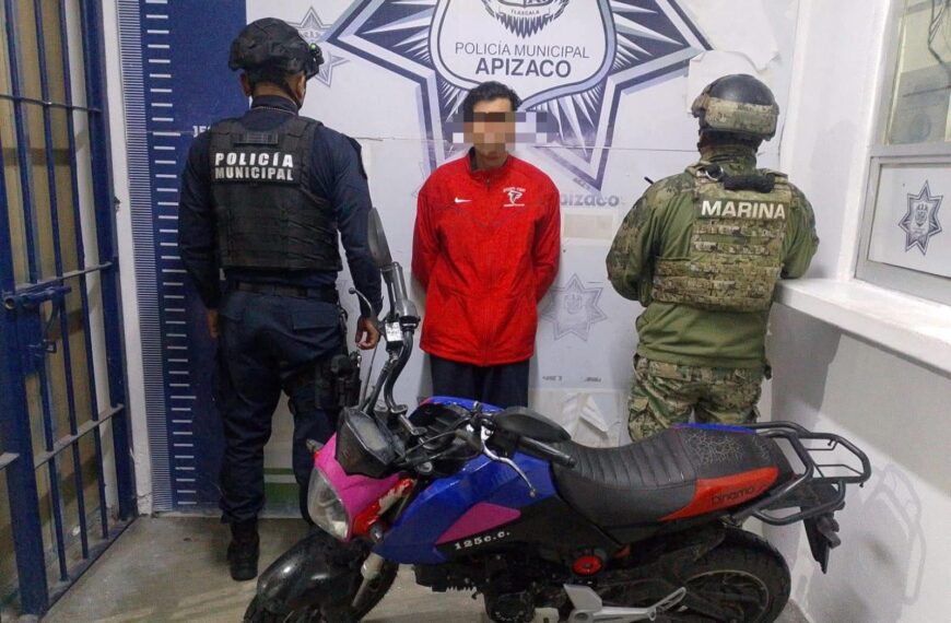 Cae motociclista con unidad robada en Apizaco; Marina y Policía Municipal lo interceptan en operativo